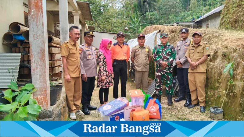 Petugas BPBD Kabupaten Pacitan dan Polsek Tegal Ombo  menyalurkan bantuan logistik kepada warga terdampak angin kencang di Dusun Grigak, Desa Kemuning, Selasa (27/1/2026). (Foto Dok Ho/Yuan-RadarBangsa.co.id)