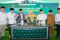 Gubernur Jawa Timur Khofifah Indar Parawansa menandatangani prasasti peresmian RSNU Pasuruan di Kecamatan Kejayan, Senin (26/1/2026). (Foto Dok Ho/Nul-RadarBangsa.co.id) 