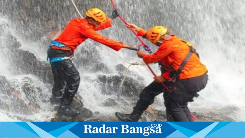 Simulasi vertical rescue oleh TRC BPBD dan relawan Destana di kawasan wisata Coban Srengenge, Desa Tirtomarto, Kecamatan Ampelgading, Kabupaten Malang, Rabu (tanggal). (Foto Dok Ho/Nul-RadarBangsa.co.id)