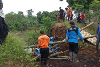 Petugas BPBD Kabupaten Probolinggo bersama lintas sektor melakukan penanganan darurat tanggul sungai jebol di Desa Sukokerto, Kecamatan Pajarakan, Senin (26/1/2026). (Foto Dok Kominfo/Ho-Nul-RadarBangsa.co.id)