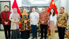 Gubernur Jawa Timur Khofifah Indar Parawansa saat pertemuan resmi dengan Konsul Jenderal RRT Ye Su di Kediaman Konjen RRT Surabaya, Sabtu (3/1). Foto Dok Ho/RadarBangsa.co.id