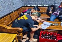 Petugas Sat Samapta Polres Lamongan mengamankan puluhan botol miras ilegal, Lamongan, Sabtu (24/01/2026) (Foto Dok Ho/Nul-RadarBangsa.co.id)