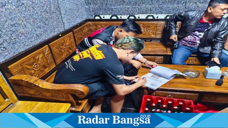 Petugas Sat Samapta Polres Lamongan mengamankan puluhan botol miras ilegal, Lamongan, Sabtu (24/01/2026) (Foto Dok Ho/Nul-RadarBangsa.co.id)