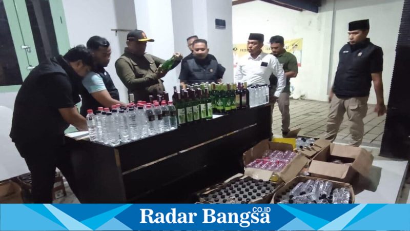Kepala Satpol PP Kabupaten Probolinggo Taufik Alami memimpin razia miras di Kecamatan Maron, Kamis (29/1/2026) malam (Foto Dok Ho/Nan-RadarBangsa.co.id)