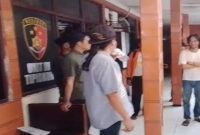Warga Desa Waru Wetan melapor ke Satreskrim Polres Lamongan terkait dugaan penggelapan dana kompensasi lahan, Kamis (22/1/2026). (Foto Dok Ho/Nul-RadarBangsa.co.id)