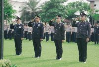 Kapolres Jombang AKBP Ardi Kurniawan memimpin upacara penganugerahan Satyalancana Pengabdian kepada personel Polri di Mapolres Jombang, Senin (26/1/2026). (Foto Dok Ho/Bud-RadarBangsa.co.id)