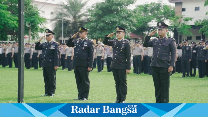 Kapolres Jombang AKBP Ardi Kurniawan memimpin upacara penganugerahan Satyalancana Pengabdian kepada personel Polri di Mapolres Jombang, Senin (26/1/2026). (Foto Dok Ho/Bud-RadarBangsa.co.id)