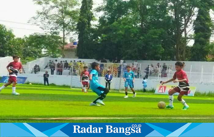 Suasana pertandingan final Majalengka Premier League (MPL) U-10–U-12 di Stadion Warung Jambu, Kabupaten Majalengka, Senin (5/1/2026). (Foto Dok Ho/RadarBangsa.co.id)