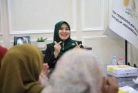Senator Lia Istifhama memberikan apresiasi kepada kepala sekolah Yayasan Khadijah usai kegiatan studi tiru. (Foto Dok Ho/RadarBangsa.co.id)