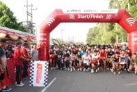 Bupati Bangkalan Lukman Hakim ikut berlari pada Alfanet Run and Connect 2025 di Alun-alun Bangkalan, Minggu (25/1/2026). (Foto Dok Ho/Nul-RadarBangsa.co.id)