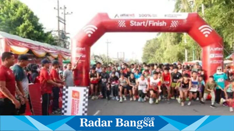 Bupati Bangkalan Lukman Hakim ikut berlari pada Alfanet Run and Connect 2025 di Alun-alun Bangkalan, Minggu (25/1/2026). (Foto Dok Ho/Nul-RadarBangsa.co.id)