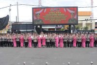 Jajaran Polres Lamongan berfoto bersama usai upacara sertijab Wakapolres dan pejabat jajaran yang dipimpin Kapolres Lamongan AKBP Agus Dwi Suryanto di Mapolres Lamongan, Selasa (6/1/2026). Foto Dok Ho/RadarBangsa.co.id 