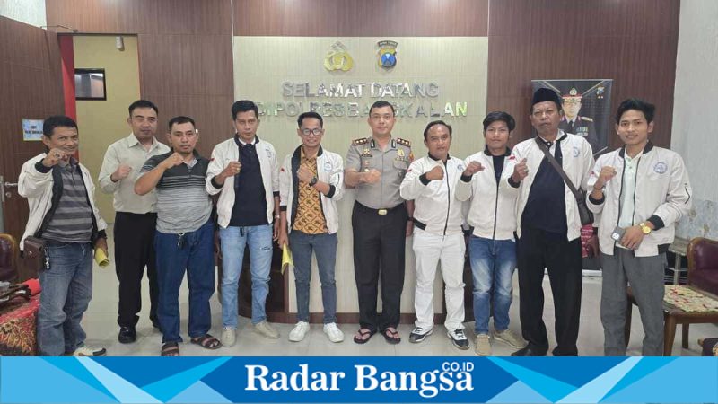 Kapolres Bangkalan AKBP Wibowo foto bersama jurnalis WPK usai silaturahmi di Mapolres Bangkalan, Senin (26/1/2026). (Foto Dok Ho/Lan-RadarBangsa.co.id)
