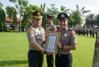 Kapolres Jombang AKBP Ardi Kurniawan menyerahkan penghargaan kepada personel Polsek Ngoro dan warga berprestasi. (Foto Dok Ho/RadarBangsa.co.id)