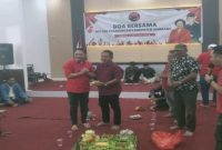 Ketua DPC PDI Perjuangan Jombang Sumrambah memimpin konsolidasi internal dalam tasyakuran dan doa bersama, Sabtu (3/1/2026). Foto Dok Ho/RadarBangsa.co.id