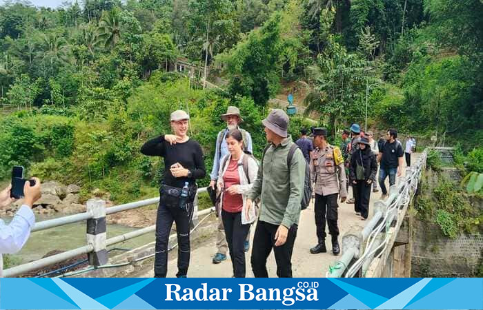Tim PLN bersama konsultan melakukan survei awal Sungai Grindulu di Desa Pucangombo, Kecamatan Tegalombo, Pacitan, Kamis (22/1/2026). (Foto Dok Yuan/RadarBangsa.co.id)