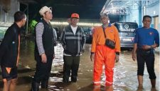 Sekretaris Daerah Kabupaten Probolinggo Ugas Irwanto meninjau aliran sungai di Kecamatan Krejengan pascabanjir, Rabu (21/1/2026). (Foto Dok Ho/Nan - RadarBangsa.co.id)