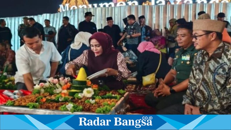 Senyum bahagia warga Sidoarjo saat tasyakuran menyambut dibukanya Alun-alun Sidoarjo. Foto Dok Ho/Nul-RadarBangsa.co.id, Selasa 27/1/2026