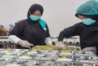 Aktivitas dapur Program Makan Bergizi Gratis (MBG) di Trenggalek yang telah mengantongi SLHS, Senin (26/1/2026). (Foto Dok Ho/Yuan-RadarBangsa.co.id)