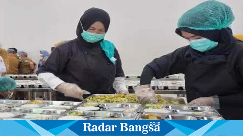 Aktivitas dapur Program Makan Bergizi Gratis (MBG) di Trenggalek yang telah mengantongi SLHS, Senin (26/1/2026). (Foto Dok Ho/Yuan-RadarBangsa.co.id)