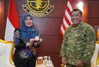 Anggota DPD RI Lia Istifhama menerima koin kehormatan dari Dankodaeral V Surabaya, Laksda TNI Ali Triswanto. Foto Dok Ho/RadarBangsa.co.id