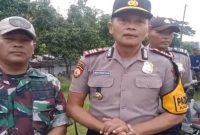 Kapolsek Kalitengah AKP Heri Prasetyo Wibowo memantau langsung proses evakuasi jenazah pria dari Sungai Bengawan Solo di Lamongan, Senin (26/1/2026). (Foto Dok Ho/Nul-RadarBangsa.co.id) 