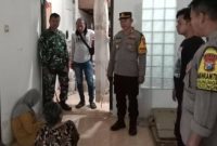 Petugas Polsek Kedungpring melakukan olah TKP pencurian rokok di Toko Telon Linda, Desa Tlanak, Lamongan, Jumat (23/1/2026). (Foto Dok Ho/Radarbangsa.co.id)
