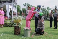 Tradisi siraman air kembang mewarnai upacara kenaikan pangkat 88 personel Polres Jombang periode 1 Januari 2026. Foto Dok Ho/RadarBangsa.co.id