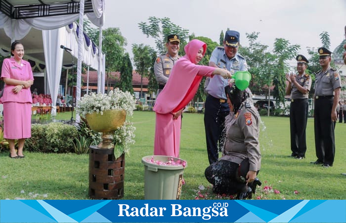 Tradisi siraman air kembang mewarnai upacara kenaikan pangkat 88 personel Polres Jombang periode 1 Januari 2026. Foto Dok Ho/RadarBangsa.co.id