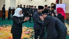 Gubernur Khofifah Indar Parawansa dan Wagub Emil Dardak menyambut pejabat eselon II yang baru dilantik di Gedung Negara Grahadi, Surabaya, Jumat (30/1/2026). Foto Dok Ho/Nul RadarBangsa.co.id