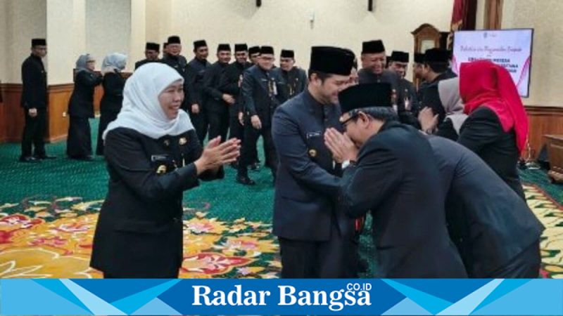 Gubernur Khofifah Indar Parawansa dan Wagub Emil Dardak menyambut pejabat eselon II yang baru dilantik di Gedung Negara Grahadi, Surabaya, Jumat (30/1/2026). Foto Dok Ho/Nul RadarBangsa.co.id