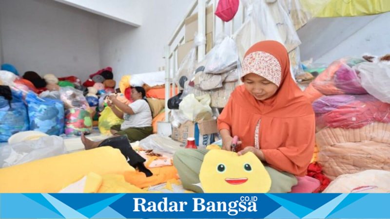 Proses produksi boneka di rumah usaha milik Wijayanti Khusnia di Desa Sumbergedang, Pandaan, Pasuruan, Minggu (25/1/2026). (Foto Dok Ho/Nul-RadarBangsa.co.id)