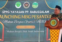 Wakil Bupati Jombang Salmanudin menyerahkan MBG secara simbolis pada peresmian SPPG PP Babusalam di Mojoagung, Minggu (25/1/2026). (Foto Dok Ho/Ru-RadarBangsa.co.id)