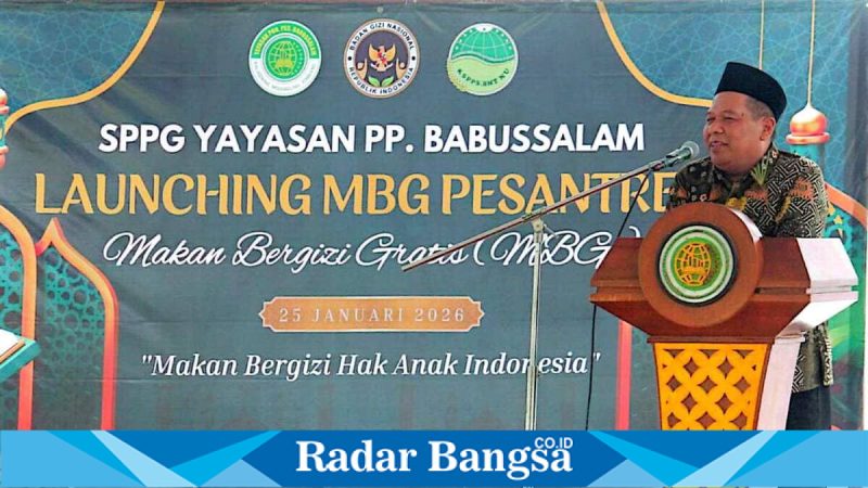 Wakil Bupati Jombang Salmanudin menyerahkan MBG secara simbolis pada peresmian SPPG PP Babusalam di Mojoagung, Minggu (25/1/2026). (Foto Dok Ho/Ru-RadarBangsa.co.id)