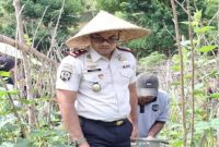 Kepala Rutan Kelas IIB Raba Tajudinur memimpin panen timun berkelanjutan di SAE Rutan Raba, Bima, awal 2026. (Foto Dok Ho/RadarBangsa.co.id)