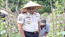 Kepala Rutan Kelas IIB Raba Tajudinur memimpin panen timun berkelanjutan di SAE Rutan Raba, Bima, awal 2026. (Foto Dok Ho/RadarBangsa.co.id)