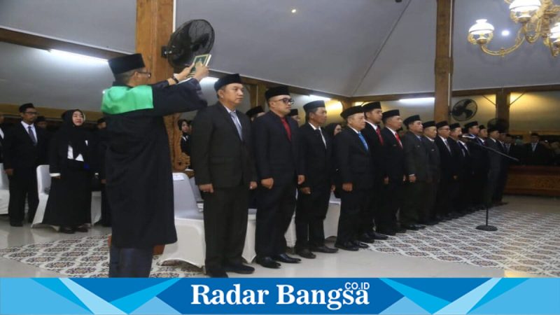 Wakil Bupati Probolinggo Fahmi AHZ saat melantik dan mengambil sumpah pejabat eselon III dan IV, Senin (26/1/2026). (Foto Dok Kominfo Ho/Nul- RadarBangsa.co.id)
