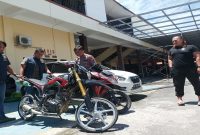 Petugas Polres Sampang menunjukkan barang bukti kasus curanmor di Mapolres Sampang, Jumat (27/2/2026). (Foto Dok Ho/RadarBangsa.co.id)