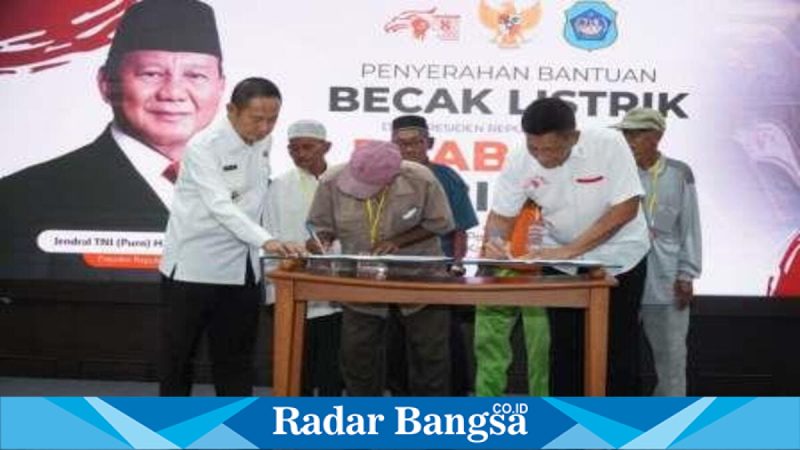 Bupati Lamongan Yuhronur Efendi mendampingi penyerahan becak listrik kepada pengemudi becak penerima bantuan Presiden Prabowo, Selasa (3/2/2026). (Foto Dok Ho/Nul-RadarBangsa.co.id)