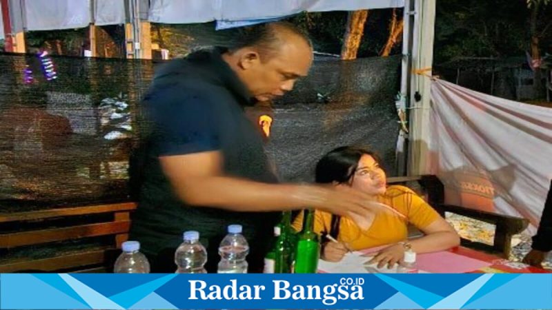 Kanit Reskrim Polsek Tikung saat menunjukkan barang bukti miras hasil razia, Sabtu (21/2/2026). (Foto Dok Ho/RadarBangsa.co.id)