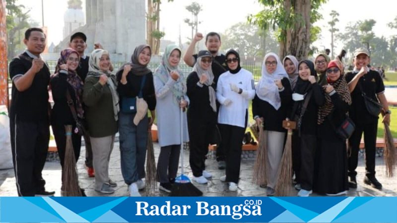 ASN Pemkab Sidoarjo membersihkan Alun-Alun Sidoarjo dalam kerja bakti, Jumat (6/2/2026). (Foto Dok Ho/Nul-RadarBangsa.co.id)