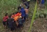 Proses evakuasi korban anak tenggelam di Sungai Lamong oleh Tim SAR Gabungan, Jumat (6/2/2026). (Foto Dok Ho/nul-RadarBangsa.co.id)