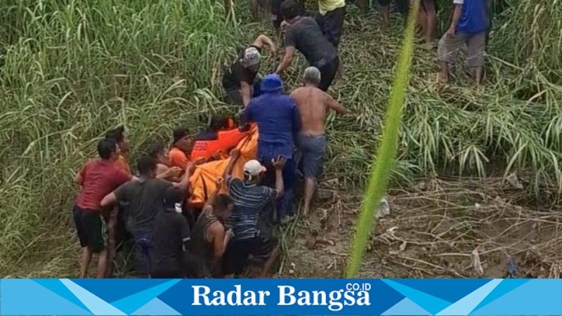 Proses evakuasi korban anak tenggelam di Sungai Lamong oleh Tim SAR Gabungan, Jumat (6/2/2026). (Foto Dok Ho/nul-RadarBangsa.co.id)