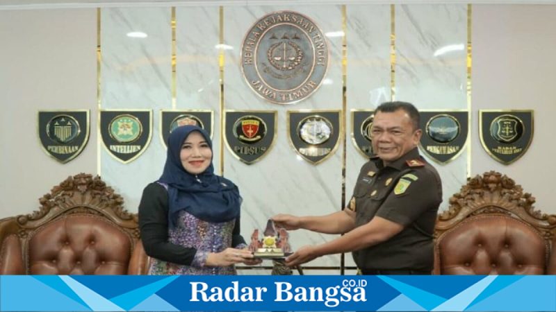 Anggota DPD RI Lia Istifhama saat menerima cendramata dari Kepala Kejati Jawa Timur Agus Sahat S.T. Lumban Gaol di Surabaya, Jawa Timur, Sealasa (03/22026). (Foto Dok Ho/Nul-RadarBangsa.co.id)