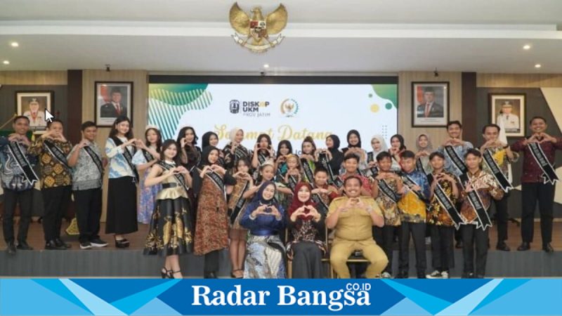 Anggota DPD RI Lia Istifhama bersama Putra Putri Delta Sidoarjo saat kunjungan di Diskop UKM Jatim, Surabaya, Senin (9/2/2026). (Foto Dok Ho/RadarBangsa.co.id)