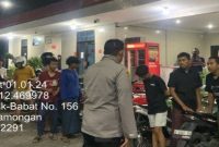 Petugas Polsek Deket saat menertibkan balap liar dan mengamankan kendaraan di wilayah perbatasan Lamongan–Gresik, Sabtu (7/2/2026). (Foto Dok Ho/Nul-RadarBangsa.co.id)