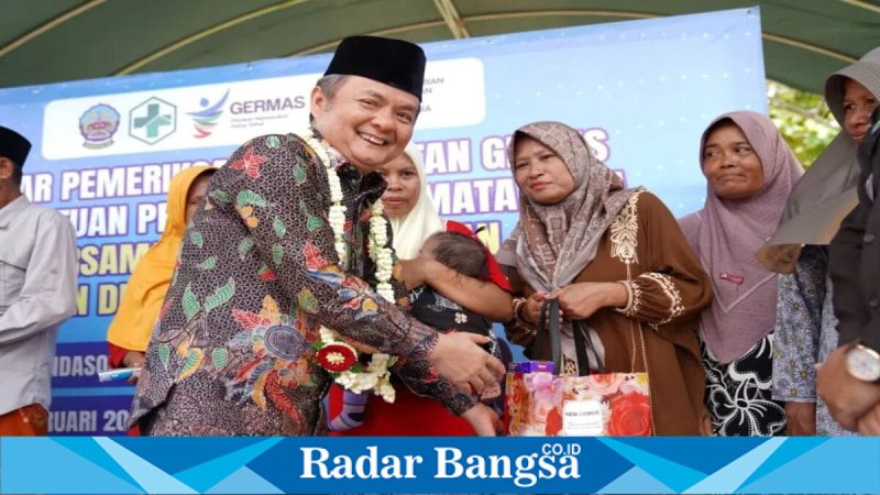 Wakil Bupati Bangkalan Moh. Fauzan Ja’far meninjau pemeriksaan kesehatan gratis di Desa Banda Soleh, Kecamatan Kokop, Kamis (12/2/2026). (Foto Dok Ho/RadarBangsa.co.id)