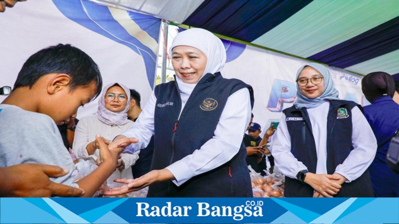 Gubernur Jawa Timur Khofifah Indar Parawansa meninjau pasar murah Ramadhan di Kalibaru, Banyuwangi, Sabtu (28/2/2026). (Foto Dok Ho/RadarBangsa.co.id)