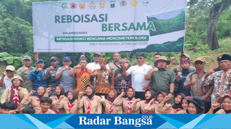 Sekda Banyuwangi Guntur Priambodo memimpin penanaman 20 ribu pohon di HGU Kebun Sumberjambe, Pesanggaran, Kamis (12/2/2026). (Foto Dok Ho/RadarBangsa.co.id)