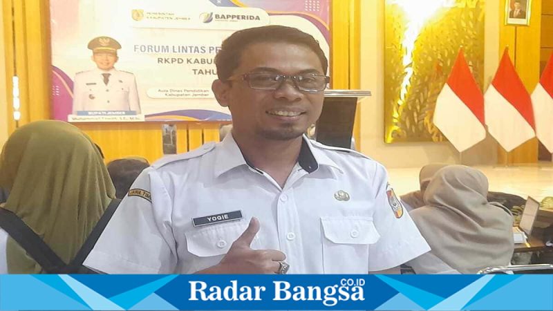 Yogi Agung Sumonagara, Kabid Perencanaan, Pengendalian, dan Evaluasi Pembangunan Daerah Bapperida Jember, saat memaparkan program prioritas pembangunan 2027. (Foto: Dok Ho/RadarBangsa.co.id)